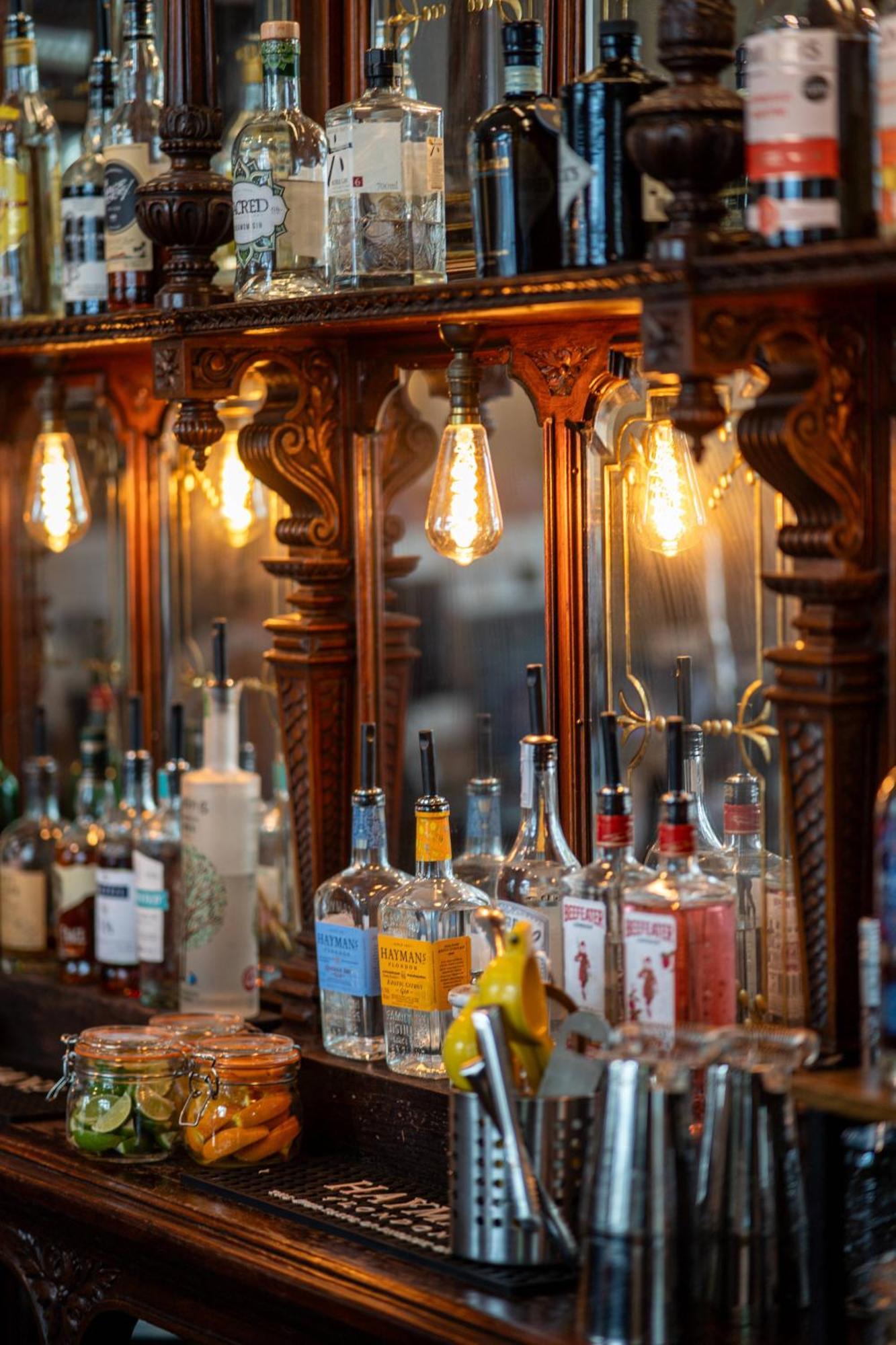Publove @ The White Ferry, Victoria Hostel Londra