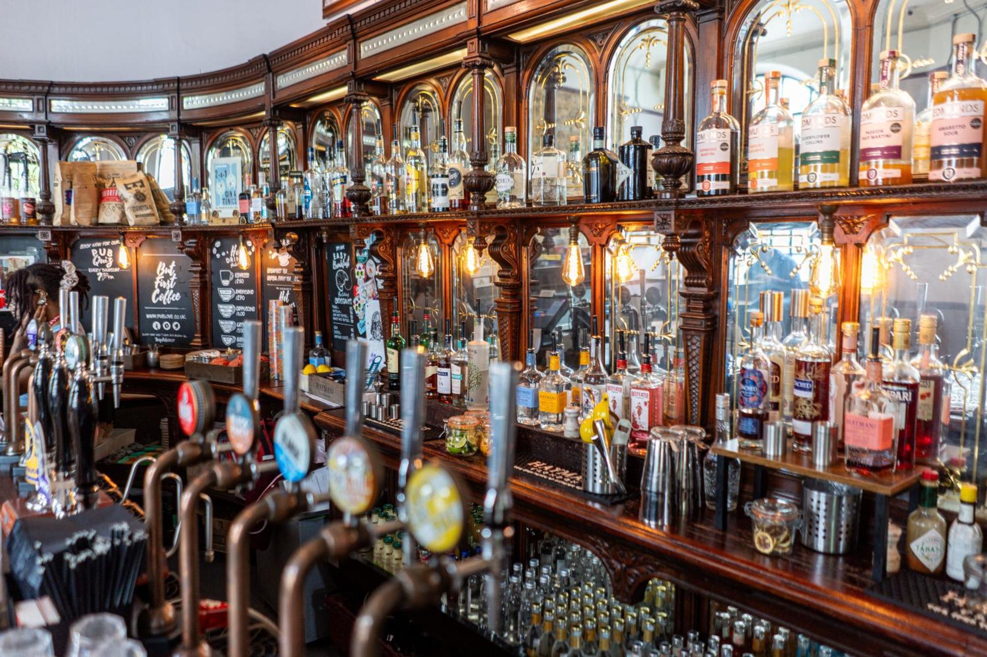 Publove @ The White Ferry, Victoria Hostel Londra