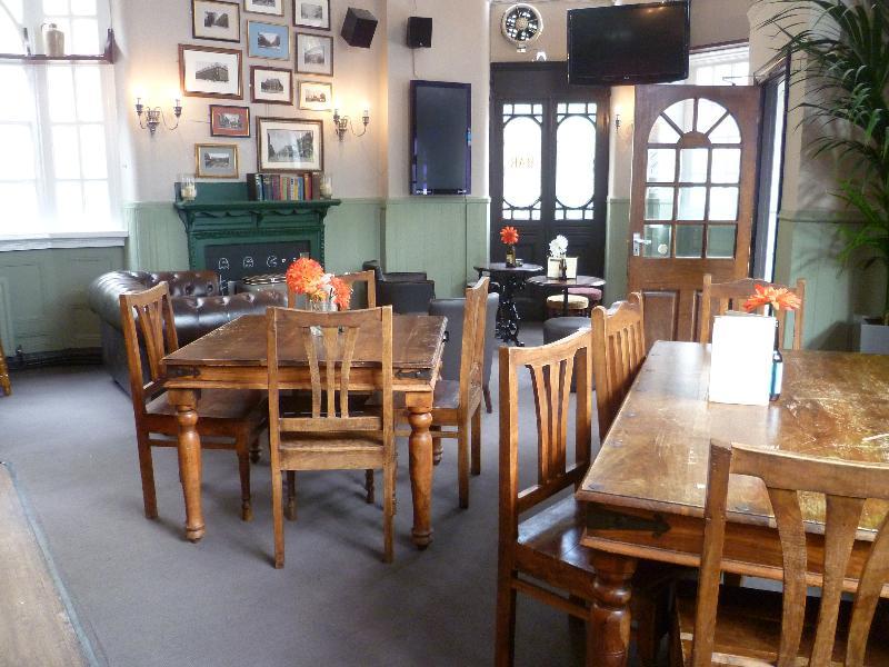 Publove @ The White Ferry, Victoria Hostel Londra